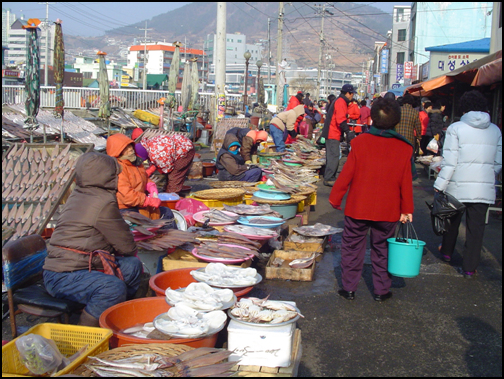 오가는 사람은 많은데... 그냥 먼 산만 바라보고 있다. 